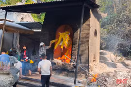 Nguy cơ cháy nổ từ việc đốt hương, vàng mã tại các đền, chùa đầu năm mới