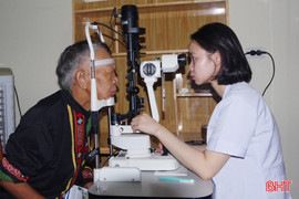 Khám, cấp thuốc miễn phí cho đồng bào dân tộc Chứt và người dân hoàn cảnh khó khăn