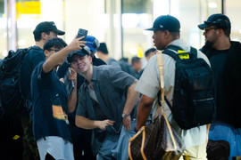 Ngôi sao Úc The Kid LAROI đến Việt Nam: "Fan ruột" đợi 5 tiếng để gặp thần tượng