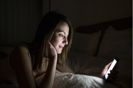 Vì sao nhiều người sử dụng chế độ ban đêm trên điện thoại?