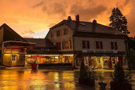 Căn phòng nơi du khách ăn ngủ trên hai đất nước cùng lúc