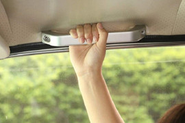 Tay nắm trần ô tô có tác dụng gì?