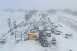 Hơn 100 xe đâm liên hoàn ở Mỹ giữa bão tuyết