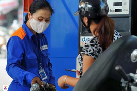 Giá xăng dầu tăng giảm trái chiều