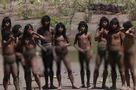 Công bố video hiếm thấy về bộ tộc chưa từng tiếp xúc với thế giới