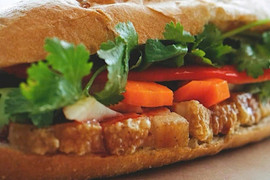 Bánh mì heo quay đứng đầu danh sách 100 món ngon nhất Việt Nam