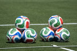 Mỹ trục xuất trọng tài World Cup ngay tại sân bay