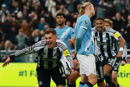 Man City gục ngã trước Newcastle