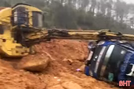 Đất đá tràn xuống khi xử lý sạt lở đường ven biển Hà Tĩnh, 2 người bị thương