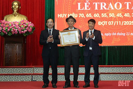 Đảng bộ phường Thành Sen trao Huy hiệu Đảng cho 96 đảng viên