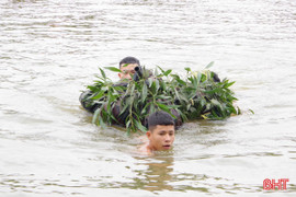 Bộ đội thực hành vượt sông chiến đấu trong giá lạnh