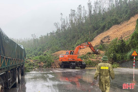 Sạt lở núi tại khu vực Vũng Áng, gây chia cắt giao thông