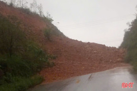 Mưa lớn gây ngập nhà dân, sạt lở đường