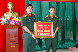 Bàn giao nhà đồng đội cho quân nhân khó khăn ở xã Hương Sơn