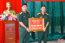 Bàn giao nhà đồng đội cho quân nhân khó khăn ở xã Hương Sơn