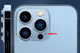 Lỗ nhỏ cạnh camera iPhone có tác dụng gì?