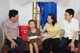 Trưởng ban Tổ chức Tỉnh ủy thăm hỏi, tặng quà người có công, gia đình chính sách