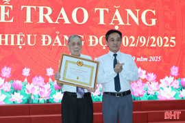 Phó Bí thư Thường trực Tỉnh ủy trao Huy hiệu Đảng cho các đảng viên ở xã Thạch Hà