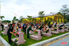 Hơn 7.000 bông hoa sen dâng lên mộ liệt sĩ