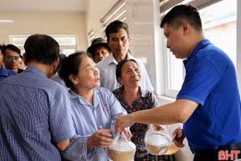 Trao 700 suất cháo cho bệnh nhân hoàn cảnh khó khăn