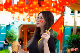 Quán cà phê ở Hà Tĩnh rực rỡ cờ Tổ quốc mừng ngày 30/4