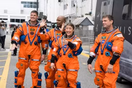 Các phi hành gia làm gì trong 10 ngày bay quanh Mặt Trăng?