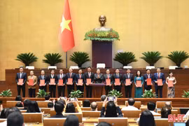 Chủ tịch Quốc hội trao Nghị quyết phê chuẩn kết quả bầu Trưởng đoàn ĐBQH tỉnh Hà Tĩnh khóa XVI