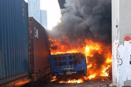 Tàu hỏa đâm xe buýt ở Bangkok, 8 người thiệt mạng