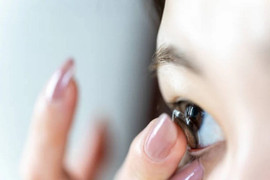 5 biến chứng nguy hiểm nếu đeo kính áp tròng quá lâu