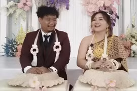 Nữ giám đốc lái xe mui trần, mang sính lễ đi hỏi cưới nhân viên