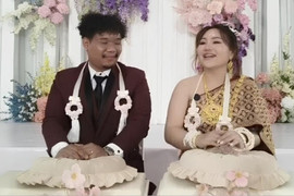 Nữ giám đốc lái xe mui trần, mang sính lễ đi hỏi cưới nhân viên