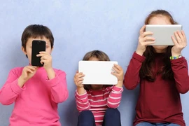 Hệ lụy khi trẻ tiếp xúc với thiết bị điện tử từ nhỏ