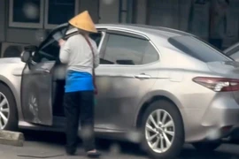 Lái Camry đời mới đi bán hàng rong