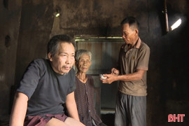  Vòng tay nhân ái: Xót xa cảnh mẹ già yếu, bệnh tật, con tâm thần 