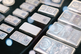 Giá bạc miếng lập mốc 2,4 triệu đồng một lượng