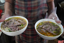 Cách ăn phở "có một không hai” ở chợ quê Hà Tĩnh