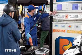 Giá xăng tăng, giá dầu tiếp tục giảm