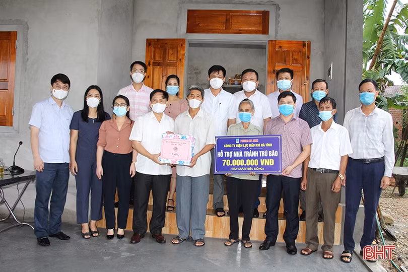 Đoàn ĐBQH Hà Tĩnh trao 70 triệu đồng hỗ trợ xây nhà tránh trú bão