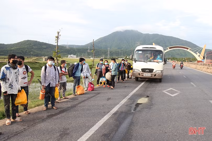 Hà Tĩnh huy động xe buýt hỗ trợ vận chuyển 1.300 công dân từ miền Nam qua địa bàn