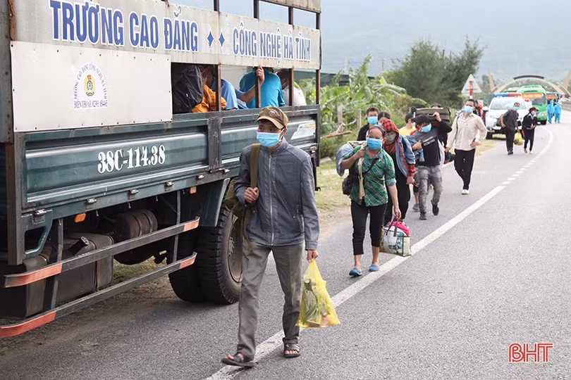 Hà Tĩnh huy động 13 ô tô chở 400 công dân từ các tỉnh miền Nam qua địa bàn
