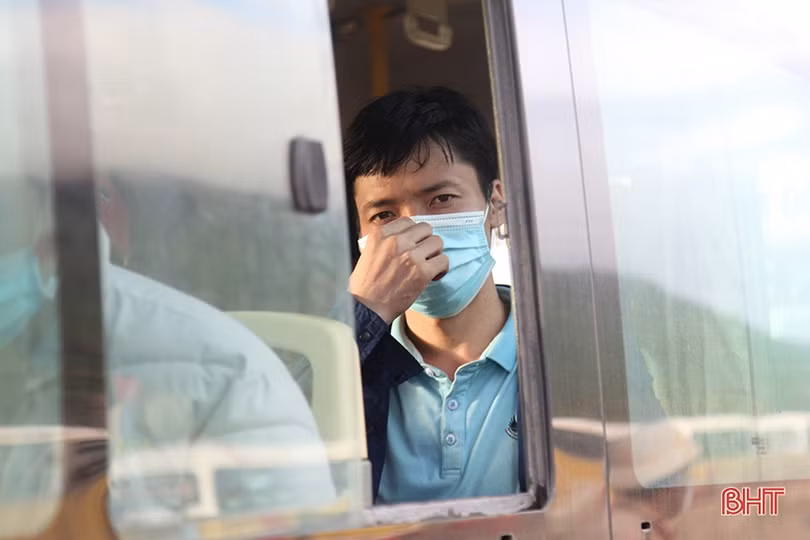 Hà Tĩnh huy động xe buýt hỗ trợ vận chuyển 1.300 công dân từ miền Nam qua địa bàn