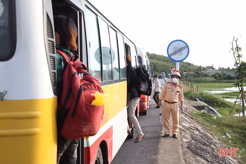 Hà Tĩnh huy động xe buýt hỗ trợ vận chuyển 1.300 công dân từ miền Nam qua địa bàn