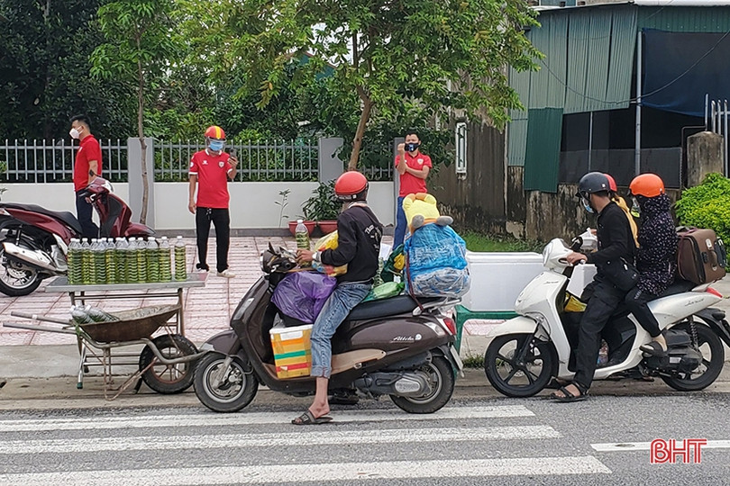 Hội Cổ động viên Hà Tĩnh trao quà hỗ trợ người dân ở các tỉnh phía Nam hồi hương