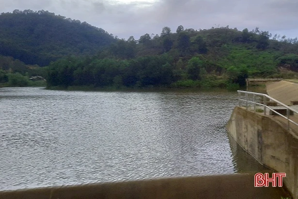 Mực nước nhiều hồ đập ở Hương Sơn vượt tràn