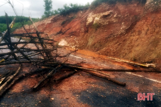 Hà Tĩnh: Xử phạt 15 triệu đồng 2 công dân phá rào chắn, vượt chốt kiểm soát