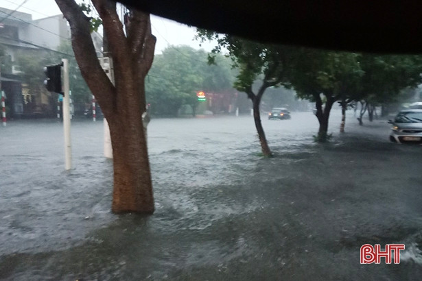 Nhiều tuyến đường ở TP Hà Tĩnh ngập sâu do mưa lớn