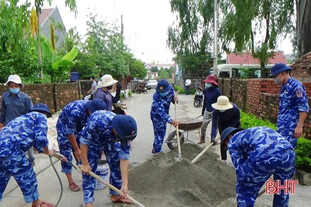 Hải đội 102 Cảnh sát biển giúp dân xây dựng nông thôn mới