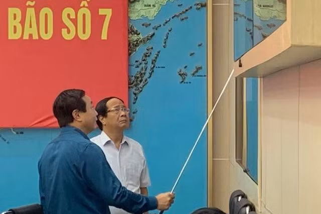 Phó Thủ tướng theo dõi diễn biến bão số 7, tình hình mưa lũ trên bản dự báo đồ thiên tai. Ảnh VGP/Đức Tuân Phó Thủ tướng Lê Văn Thành chủ trì họp khẩn ứng phó mưa bão