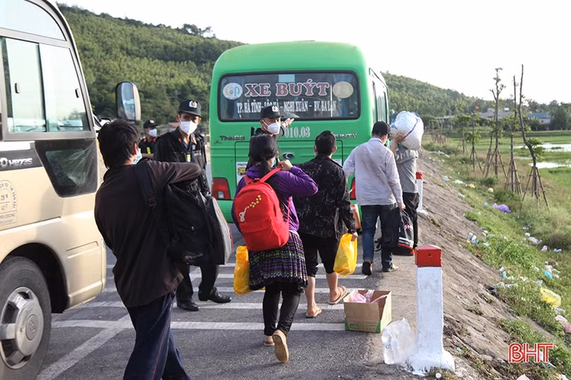 Hà Tĩnh huy động xe buýt hỗ trợ vận chuyển 1.300 công dân từ miền Nam qua địa bàn