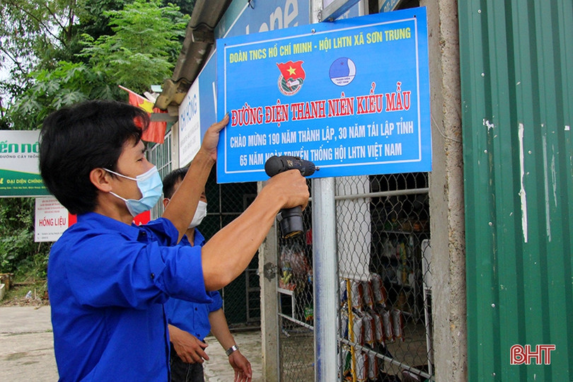 Bàn giao “Đường điện thanh niên kiểu mẫu” ở Hương Sơn